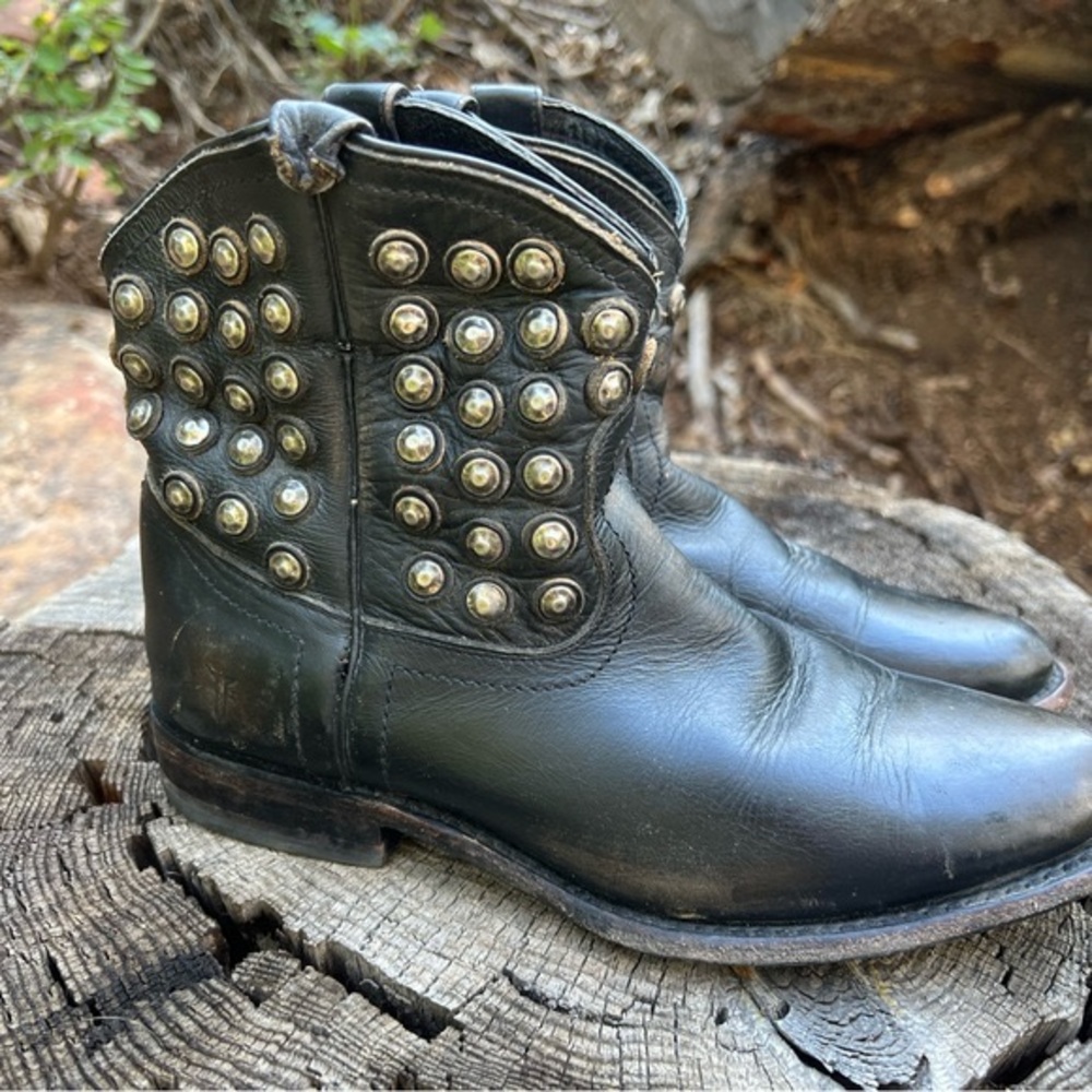Frye 76684 Wyatt Women’s Black Leather Disc Studded Distressed Ankle Bootie 7.5B